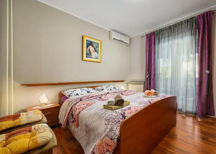 Σπίτι διακοπών In With Swimming Pool Πόρετς